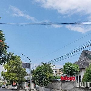 RedDoorz near Alun Alun Batu 2